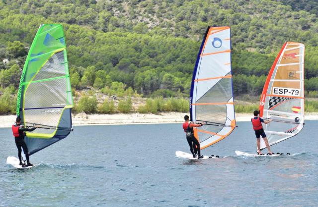 Víctor Lorenzo, del CN Serranillos, conquista la primera prueba del Campeonato CLM de Windsurf